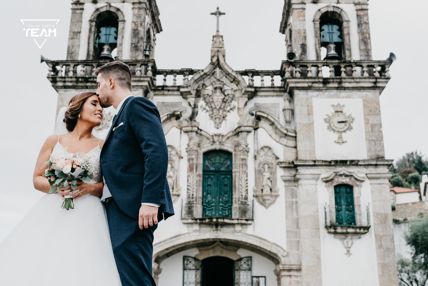quanto custa um casamento: noivos à porta da igreja