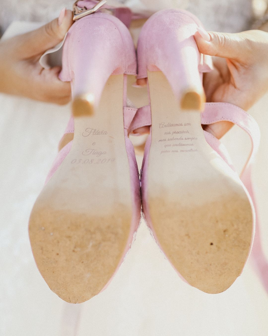 sapatos de noiva com nome e data dos noivos
