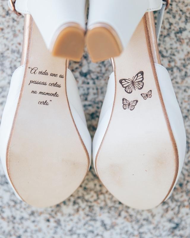 sapatos de noiva com sola com poema e borboletas
