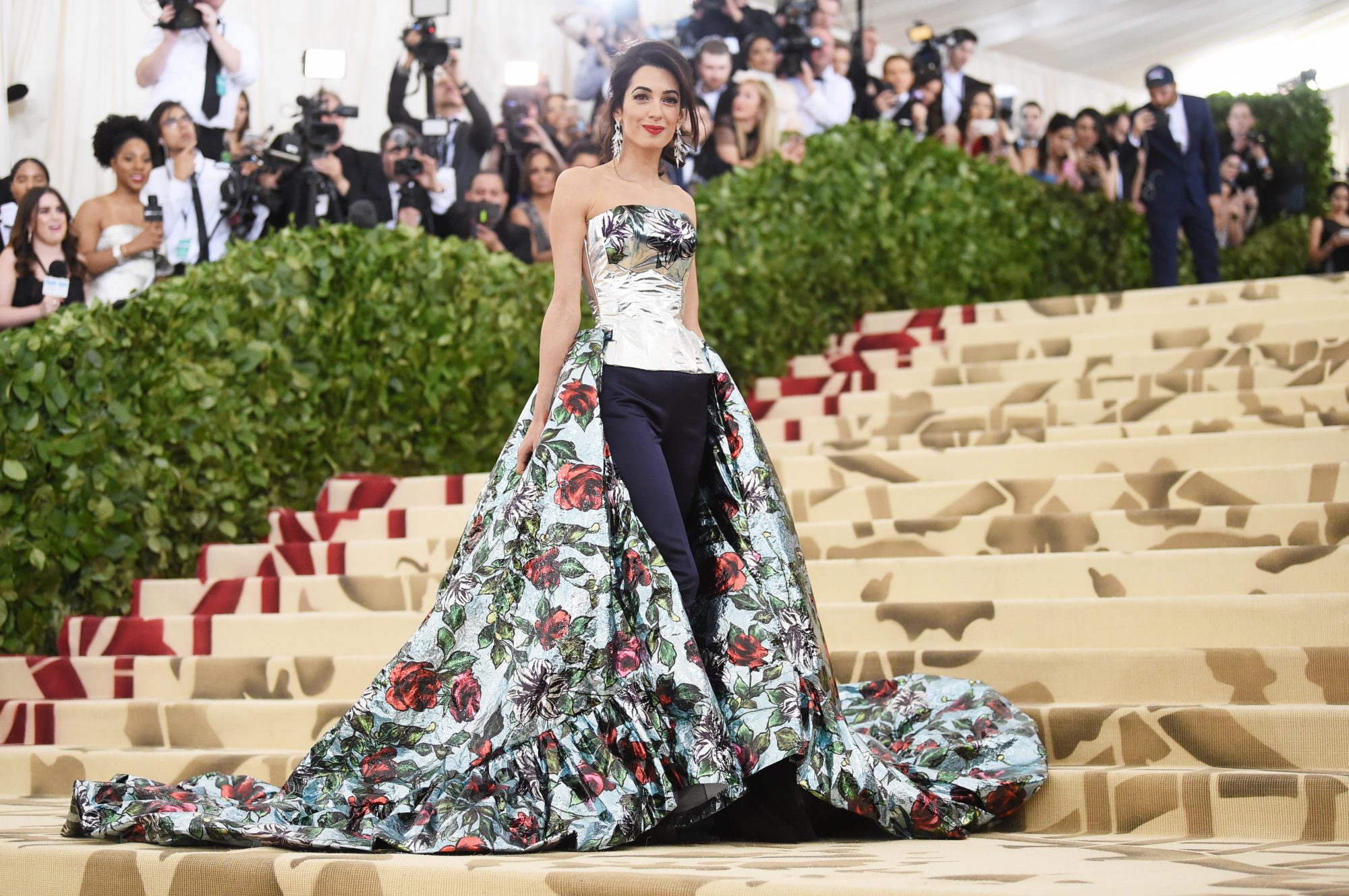 Amal Clooney em Richard Quinn | Foto: Getty Imagesm via Observador.pt