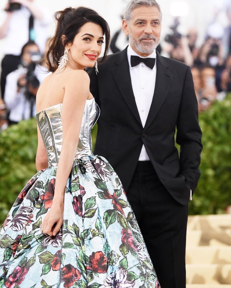 Amal Clooney em Richard Quinn &amp; George Clooney | Foto: IG @soloartists