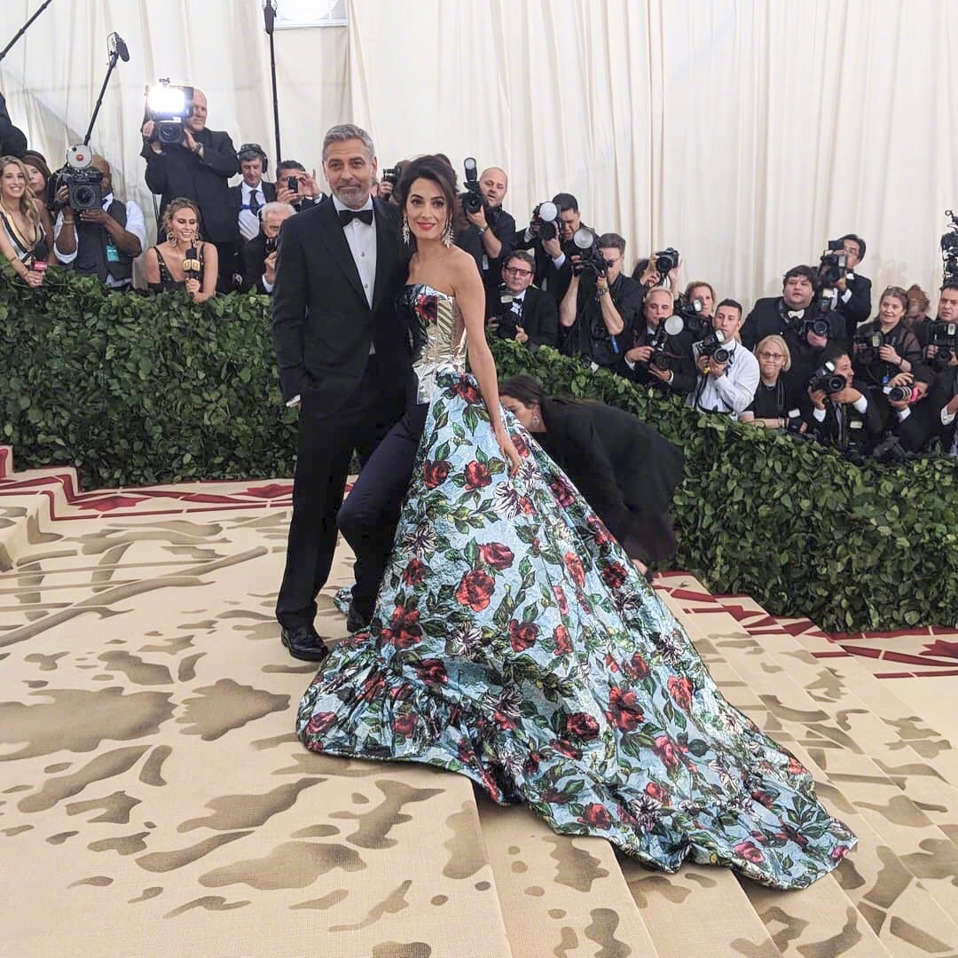 Amal Clooney em Richard Quinn &amp; George Clooney | Foto: IG Met 