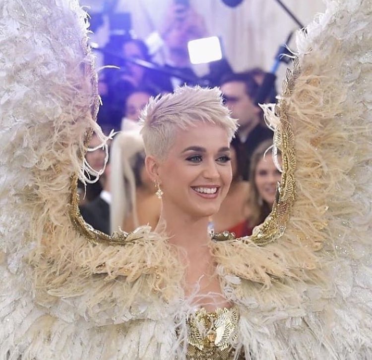 Katy Perry em Versace | Foto via IG @katyperrytown