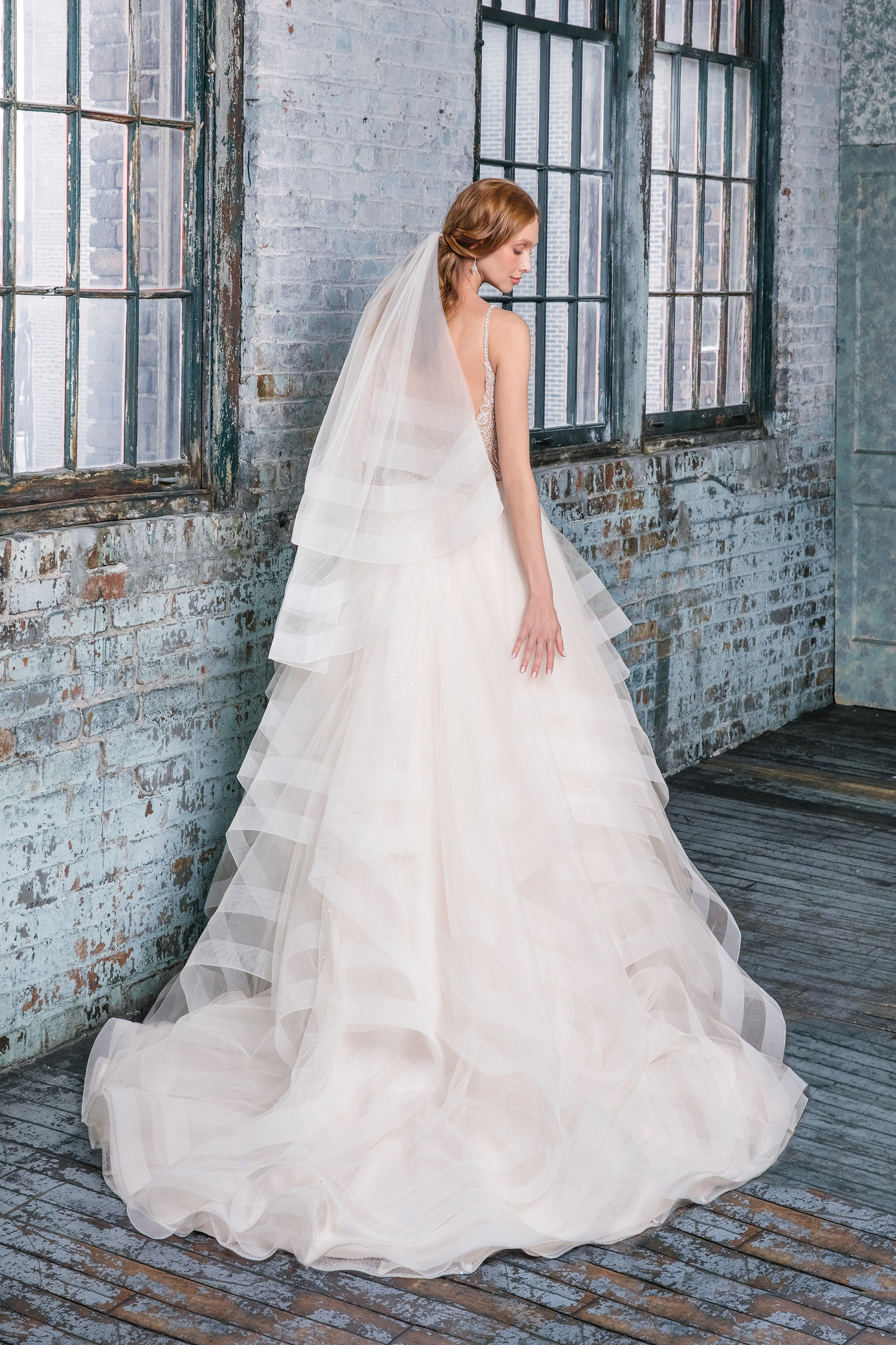 Style 99017. Credits: Justin Alexander Signature.