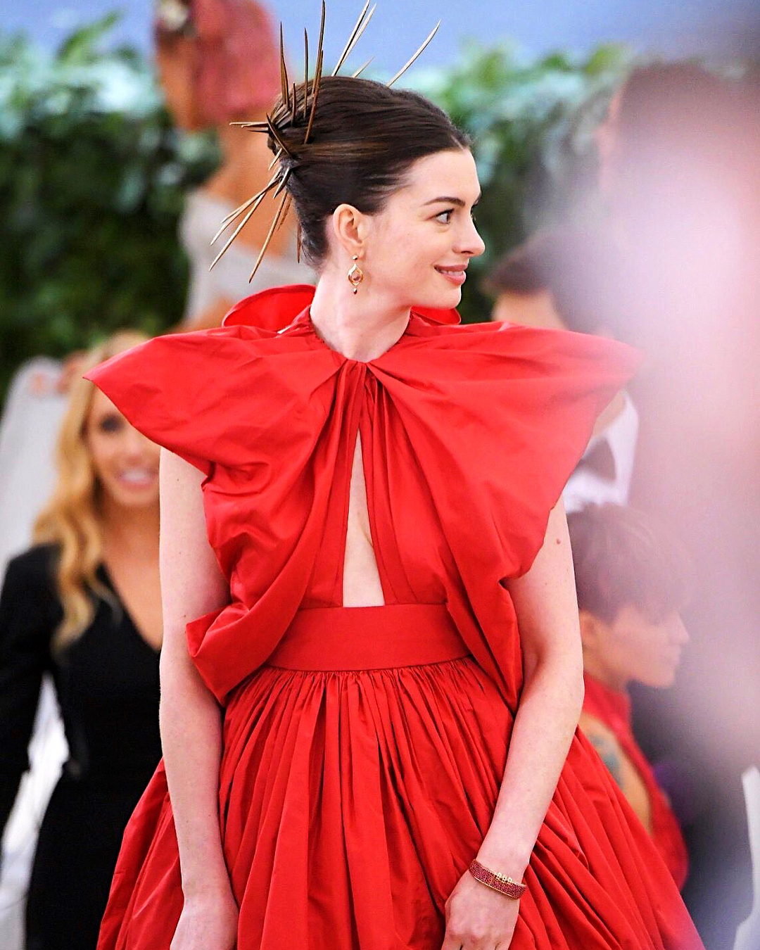 Anne Hathaway em Valentino| Foto via IG @annehathawayfacts