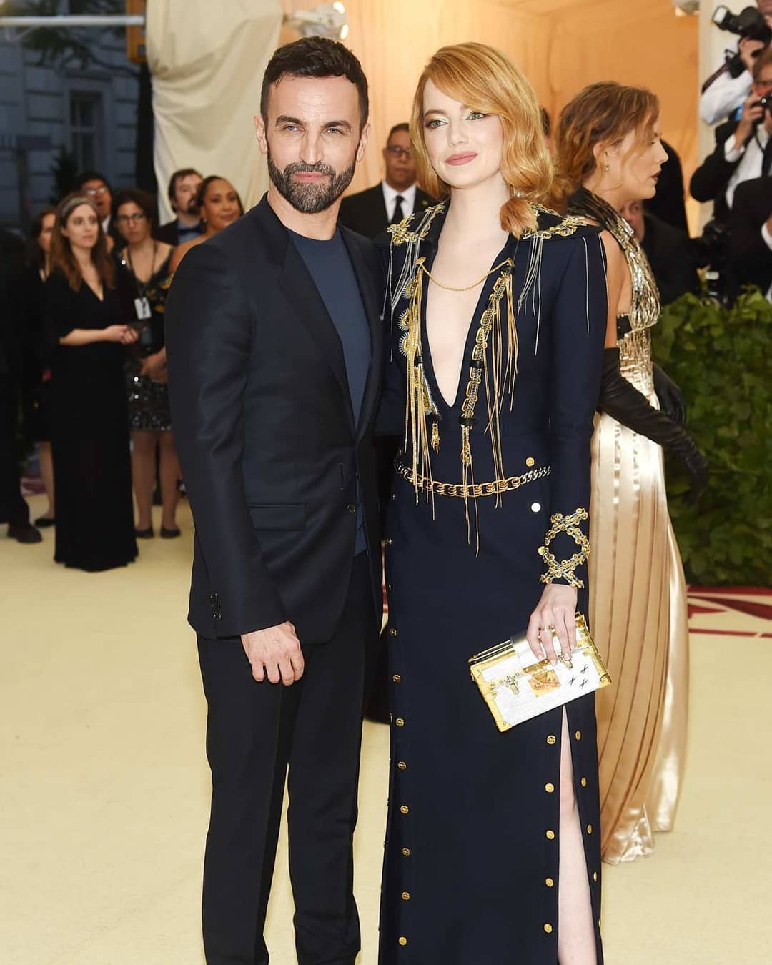 Nicolas Ghesquière e Emma Stone em Louis Vuitton | Foto via IG @emmastonefanpage6